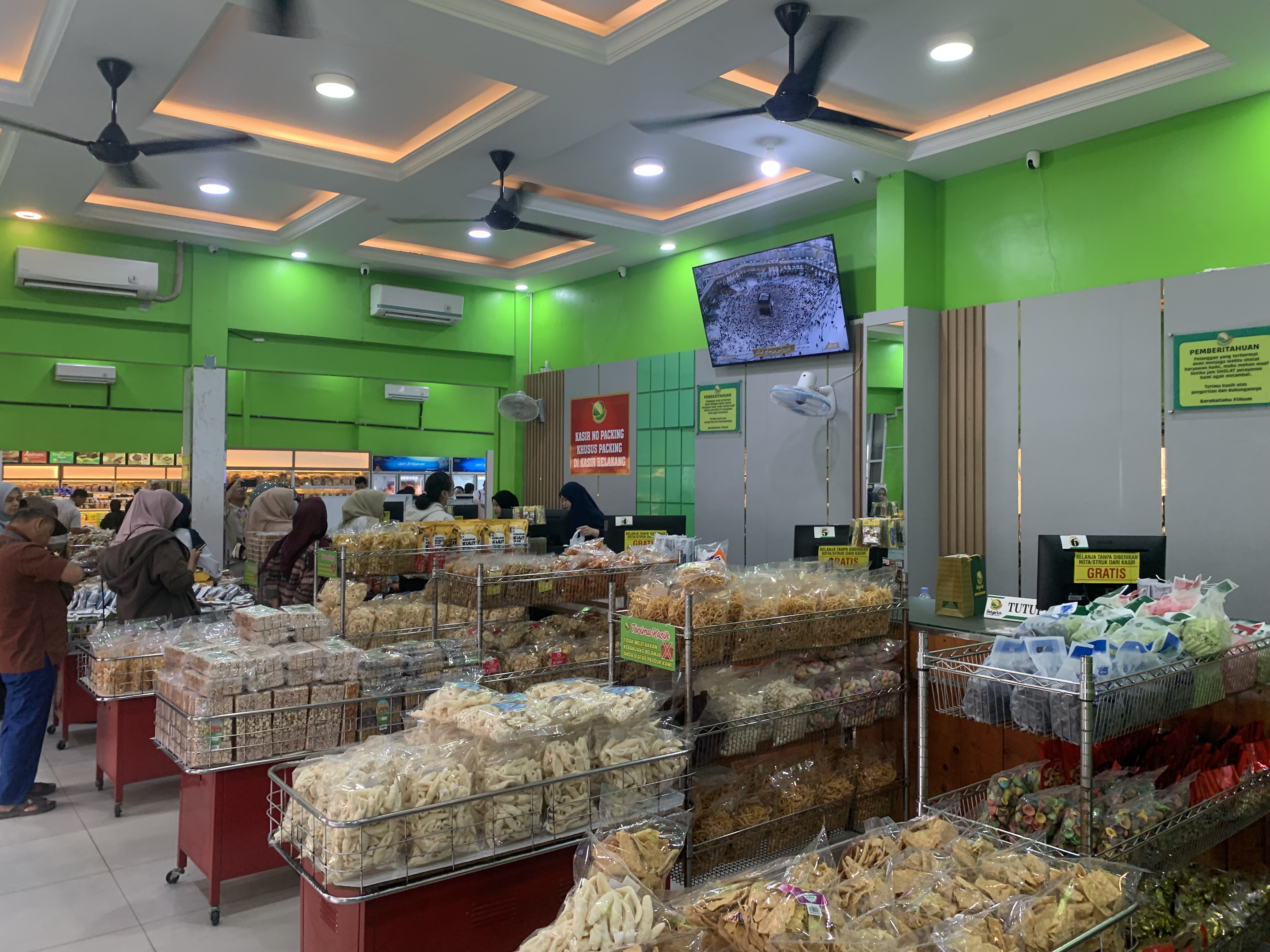 Outlet Insyira Oleh-Oleh Pekanbaru di Jalan Arifin Ahmad